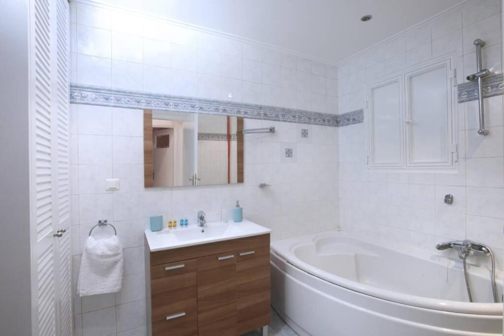 Palaio Faliro, A Bright And Spacious Apartment Athen Exterior foto